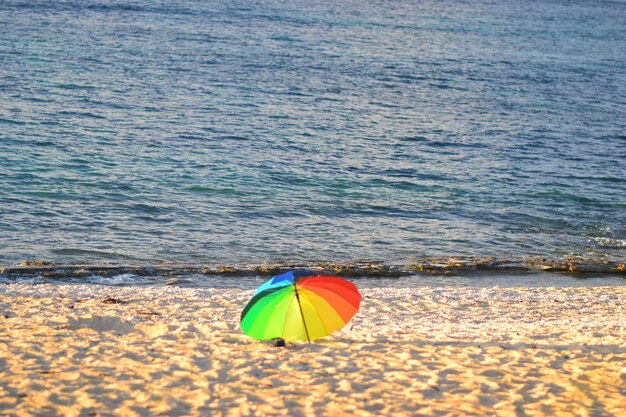 Zdjęcie wielobarwny parasol na plaży