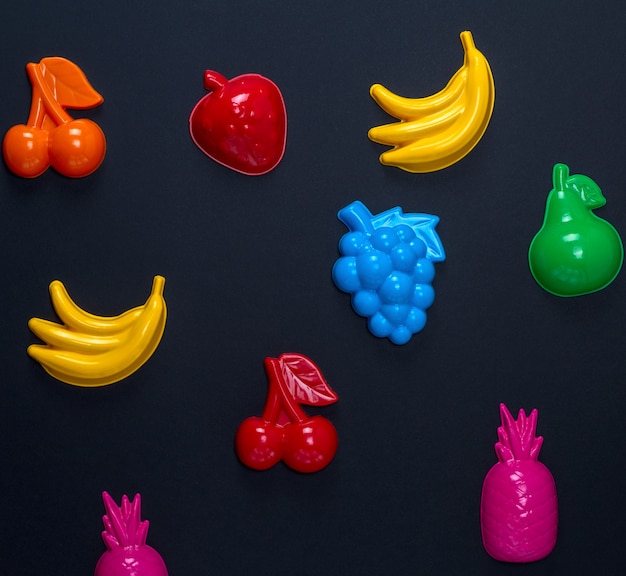 Wielobarwny plastikowe zabawki owoce na czarnym tle
