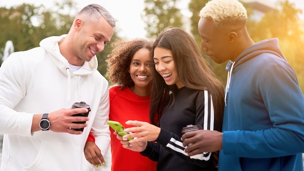 Wieloetniczna grupa ludzi nastoletnich przyjaciół. Student afroamerykański, azjatycki, kaukaski spędzający razem czas Przyjaźń wielorasowa