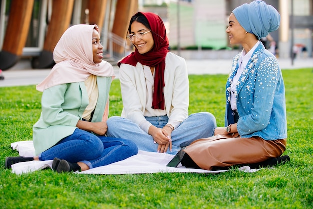 wieloetniczna grupa muzułmańskich dziewcząt noszących zwykłe ubrania i tradycyjne hidżabowe wiązanie na zewnątrz