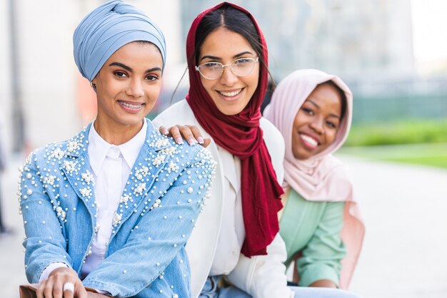 wieloetniczna grupa muzułmańskich dziewcząt noszących zwykłe ubrania i tradycyjne wiązanie hidżabu