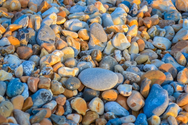 Wielokolorowa kamienna plaża w Brighton