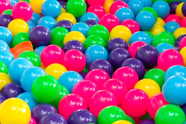 Wielokolorowa piłka plastikowa w żywych kolorach w stacji do gry dla dzieci.