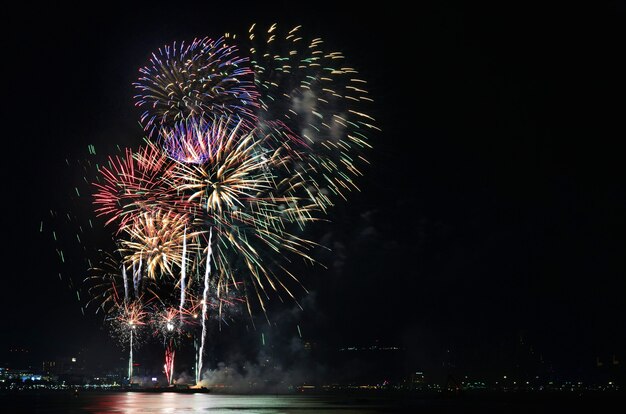 Wielokolorowa scena nocna fajerwerków w Pattaya International Fireworks Festival Chonburi Thailand