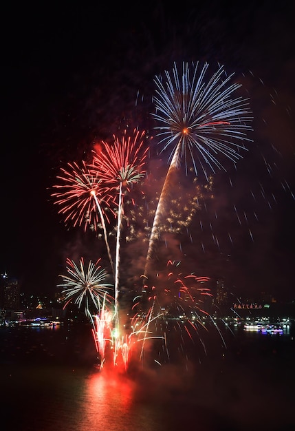 Wielokolorowa Scena Nocna Fajerwerków W Pattaya International Fireworks Festival Chonburi Thailand