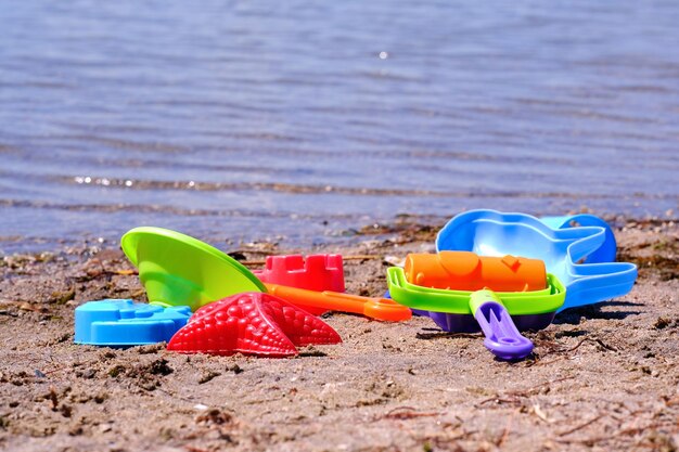 Zdjęcie wielokolorowa zabawka na piasku na plaży