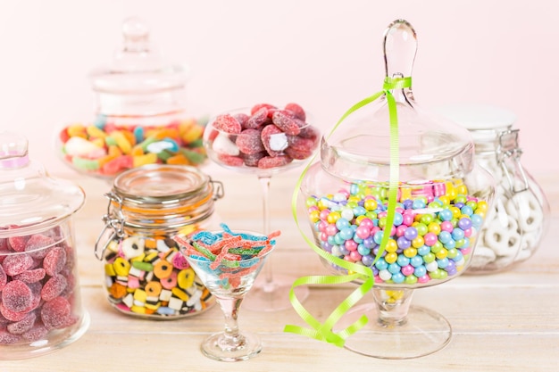 Wielokolorowe cukierki w szklanych słoikach cukierków.