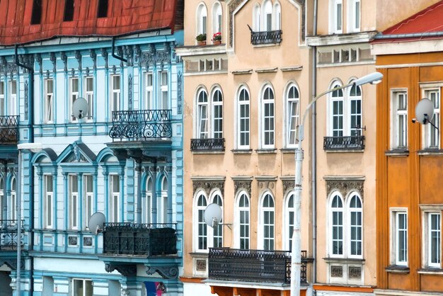Wielokolorowe fasady domów z oknami i balkonami
