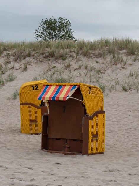 Zdjęcie wielokolorowe krzesła z kapturem na plaży