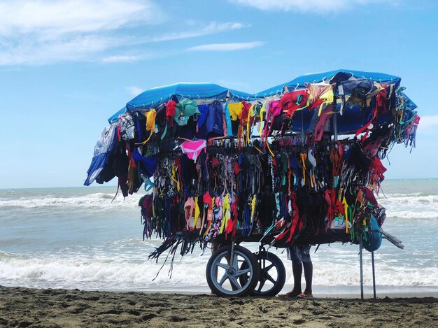 Zdjęcie wielokolorowe parasole wiszące na plaży przeciwko niebu