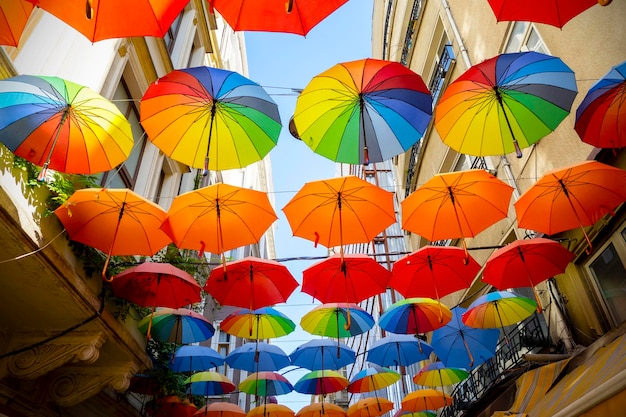 Wielokolorowe parasole wiszące nad ulicą w Stambule w słoneczny dzień i błękitne niebo