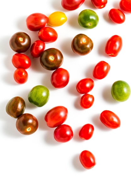 Wielokolorowe pomidorki koktajlowe zbierane z ekologicznego ogrodu.