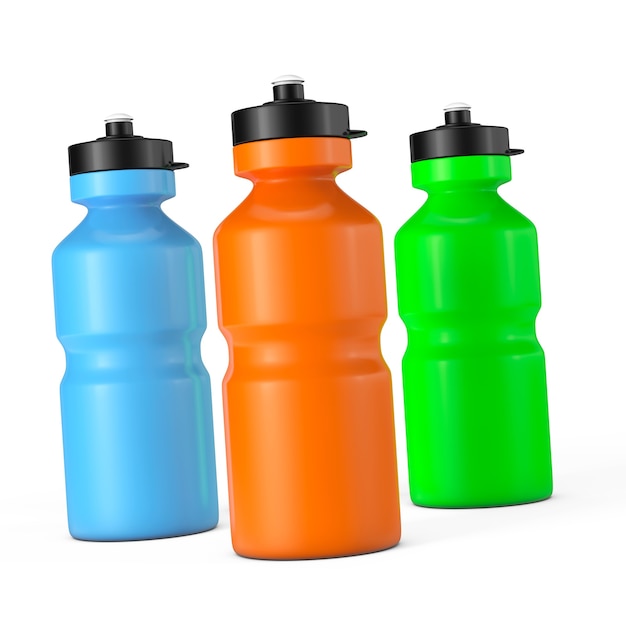 Wielokolorowe sportowe plastikowe butelki na wodę na białym tle