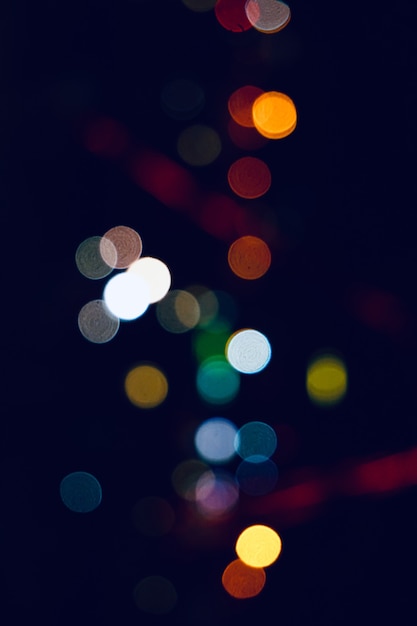 wielokolorowe światła bokeh w nocy na ulicy