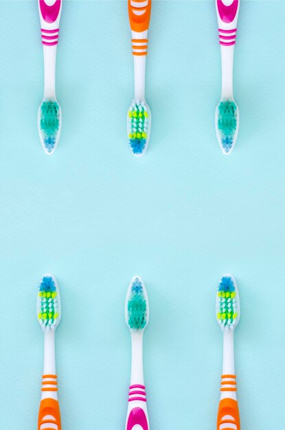 Zdjęcie wielokolorowe szczoteczki do zębów na niebieskim tle