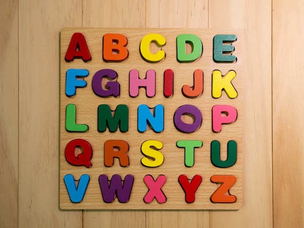 Wielokolorowy Alfabet Drewna Na Stole Dla Koncepcji Edukacji Lub Dziecka