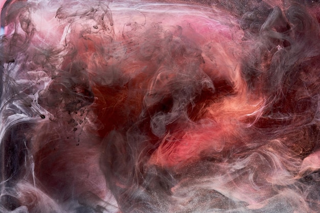 Wielokolorowy różowy dym na czarnym tle atramentu kolorowa mgła abstrakcyjna wirująca dotyk ocean morze farba akrylowa pigment pod wodą