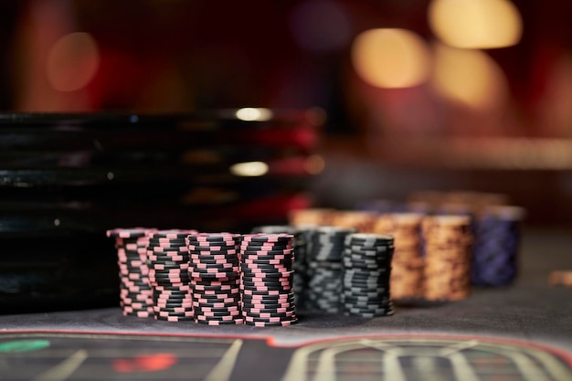 Wielokolorowy stół kasynowy z kolorowymi żetonami do kasyna kolorowymi żetonami do kasyna online poker hazard