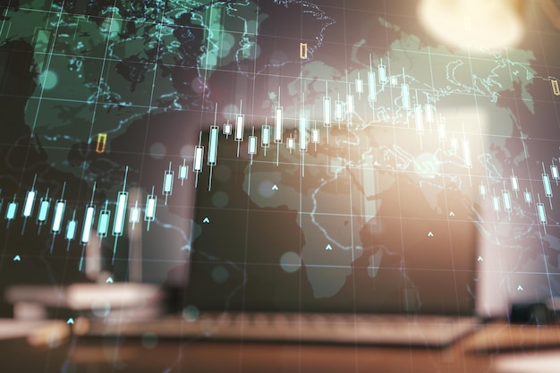 Wielokrotna ekspozycja abstrakcyjnego diagramu finansowego z mapą świata na koncepcji bankowości i rachunkowości w tle komputera