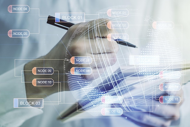 Wielokrotna ekspozycja abstrakcyjnego szkicu kreatywnego kodowania z mapą świata i ręką człowieka piszącą w notatniku na tle koncepcji sztucznej inteligencji i sieci neuronowych