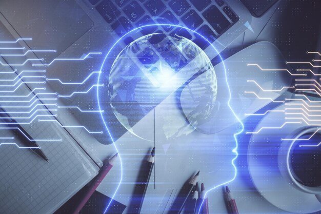 Wielokrotna ekspozycja hologramu szkicu mózgu na tle stołu roboczego z widokiem z góry z komputerem Koncepcja dużych zbiorów danych