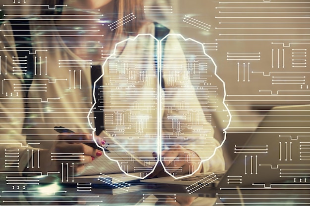 Zdjęcie wielokrotna ekspozycja rąk kobiet pracujących na komputerze i rysunek hologramu ludzkiego mózgu koncepcja technologii ai