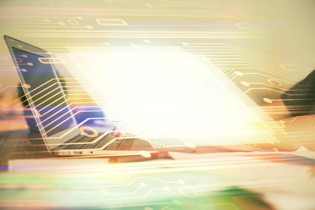 Wielokrotna ekspozycja rąk kobiet pracujących na komputerze i rysunek hologramu tematu danych Koncepcja techniczna