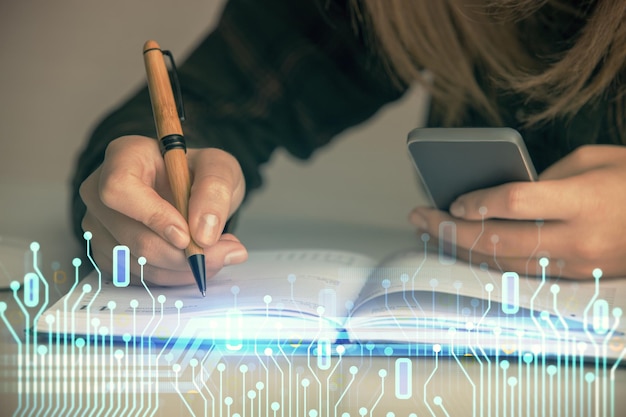 Wielokrotna ekspozycja rąk kobiety pracującej na hologramie komputerowym i danych tematycznych Rysunek Technika