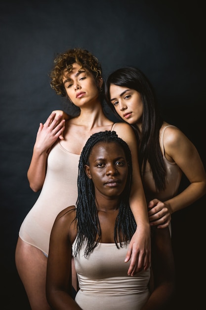 Wielokulturowa Grupa Pięknych Kobiet Pozujących W Bieliźnie
