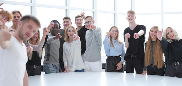 Zdjęcie wielonarodowa grupa studentów stojących przy okrągłym stole