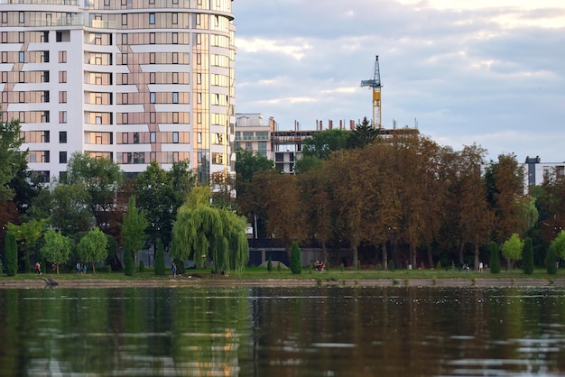 Wielopiętrowy budynek mieszkalny w dzielnicy mieszkaniowej miasta Rozwój nieruchomości