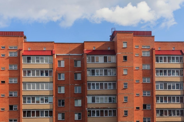 Zdjęcie wielopiętrowy dom z czerwonej cegły z bliska koncepcja budowy mieszkania zarządzanie domem