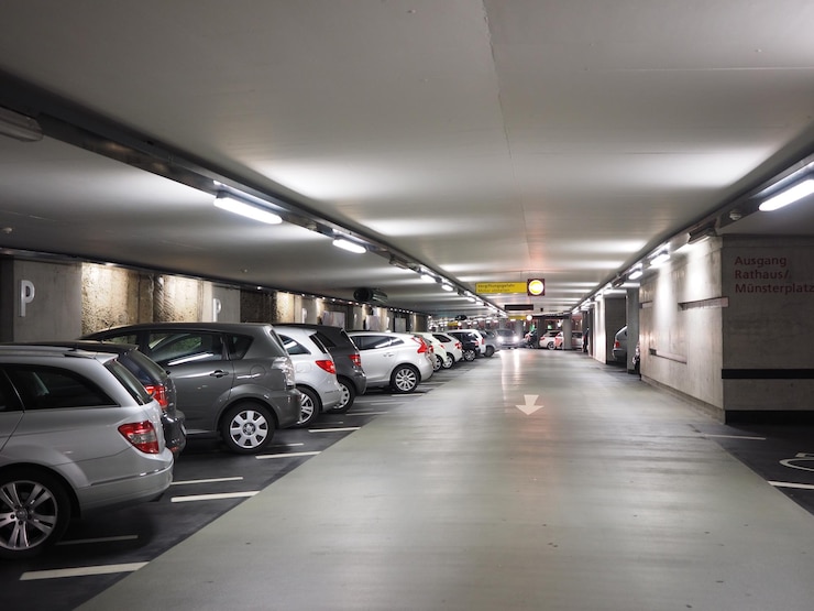 Zdjęcie wielopiętrowy parking samochodowy