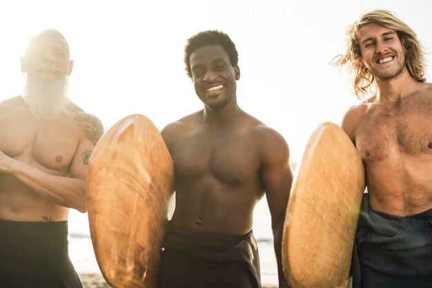 Wielopokoleniowi Przyjaciele Surferów Bawią Się Na Plaży Po Sesji Surfowania - Miękki Nacisk Na Odpowiedniego Mężczyznę