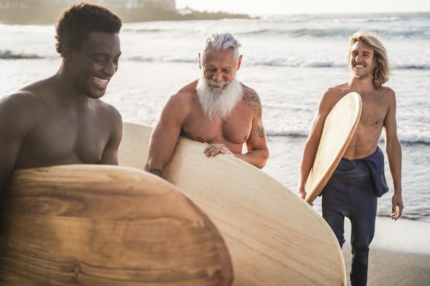 Wielopokoleniowi surferowie bawią się na plaży - główny nacisk na starszą twarz
