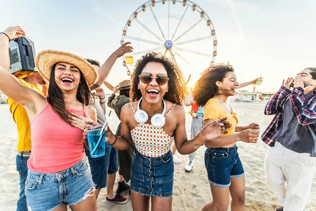 Wielorasowa Grupa Przyjaciół Bawiąca Się Tańcząc Na Plaży