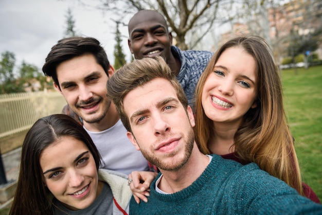 Wielorasowe grupa przyjaciół przy selfie