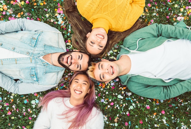 Wielorasowe Przyjaciele Biorąc Selfie W Kampusie Uczelni - Koncepcja Szczęśliwej Przyjaźni Z Młodymi Studentami, Którzy Razem Bawią Się W Parku.