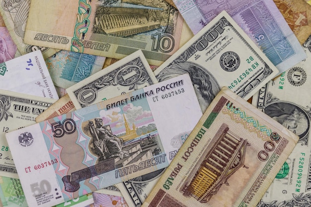 Wielowalutowe tło dolarów amerykańskich Rubli rosyjskich Rubli białoruskich Funtów egipskich i hrywien ukraińskich