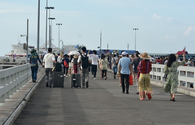 Wielu turystów spaceruje i robi zdjęcia na moście Pattaya PierxA uchwycony 8 lipca 2023 w Pattaya w Tajlandii