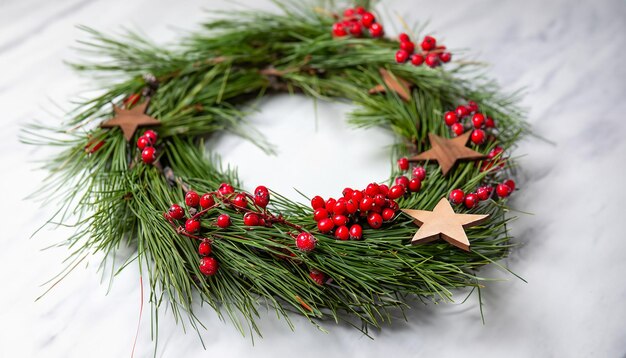 Wieniec świąteczny wykonany z naturalistycznie wyglądających gałęzi sosny ozdobiony czerwonymi jagodami drewniane gwiazdy