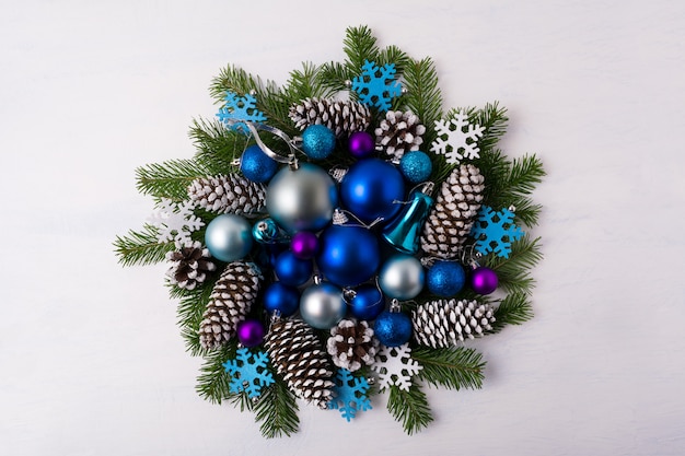 Wieniec świąteczny z ornamentami w odcieniach niebieskiego koloru