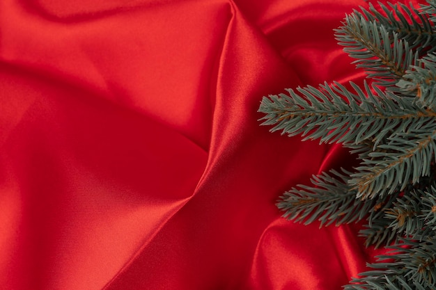 Wieniec z jasnoczerwonej satyny lub jedwabiu Pomarszczony czerwony materiał tekstylny na świąteczną kopię miejsca w tle