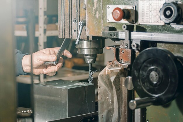 Wiercenie pracowników. Wiercenie metalu. Warsztat metalowy.