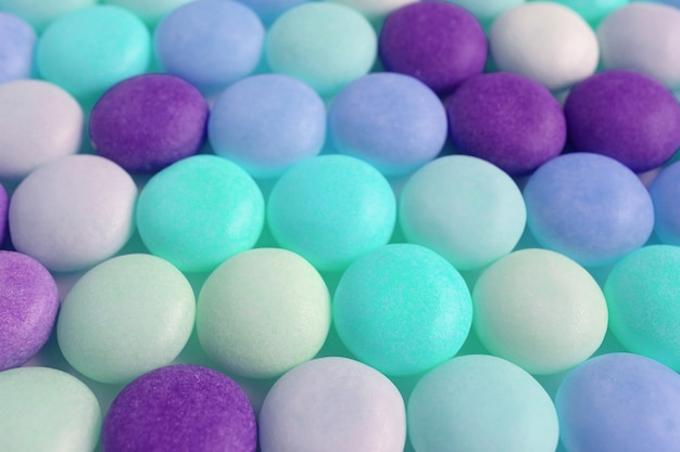 Wiersz Aqua niebieski i fioletowy kolor okrągłe cukierki w kształcie tonu na tle