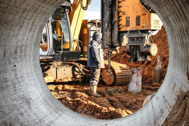 Wiertnica hydrauliczna na budowie Pole palowe Nowoczesna wiertnica Urządzenie do pali na tle błękitnego nieba Wiertnica robocza podczas wbijania wierconych pali