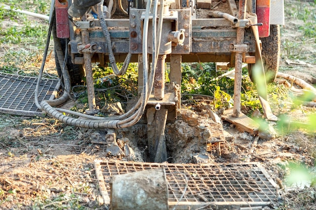 Zdjęcie wiertnica obrotowa na budowie wypływ szlamu z dżula podczas wiercenia studni