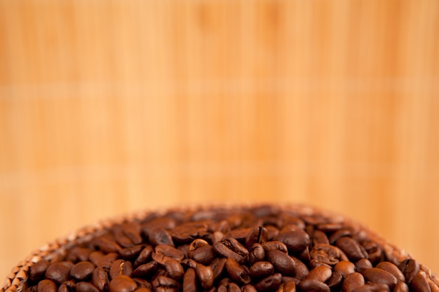Wierzchołek pełen pełnych prażonych nasion kawy