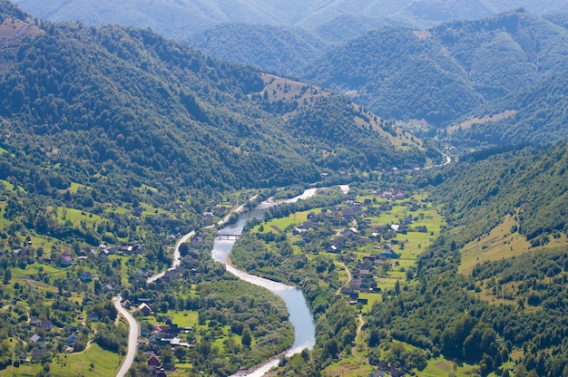 Wieś na górzystym terenie nad rzeką