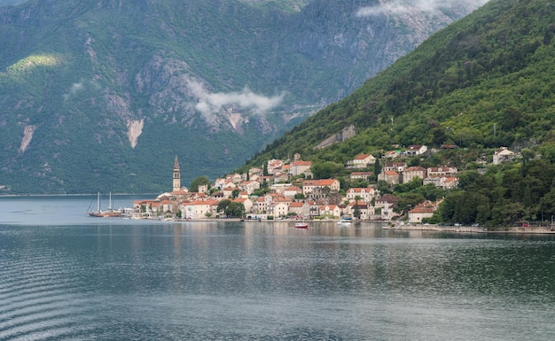 Wieś Perast na wybrzeżu Zatoki Kotorskiej w Czarnogórze